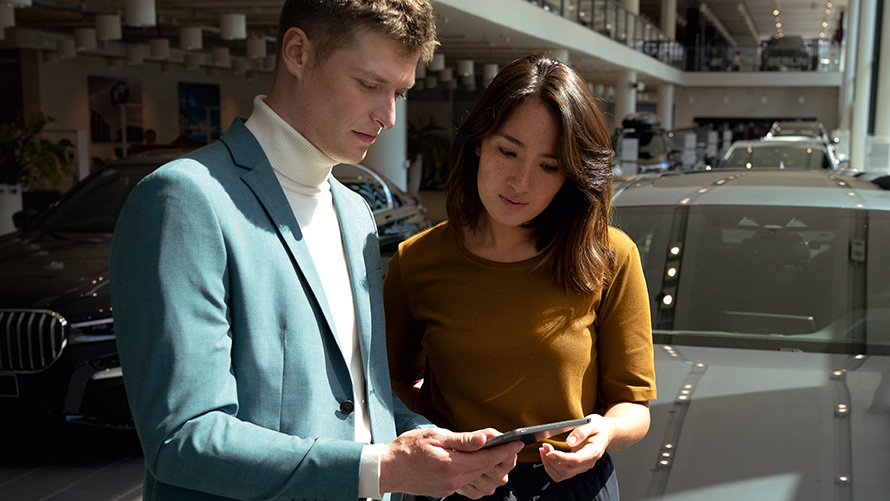 Zaposleni u BMW-u savetuje kupca Zaposleni u BMW-u savetuje kupca