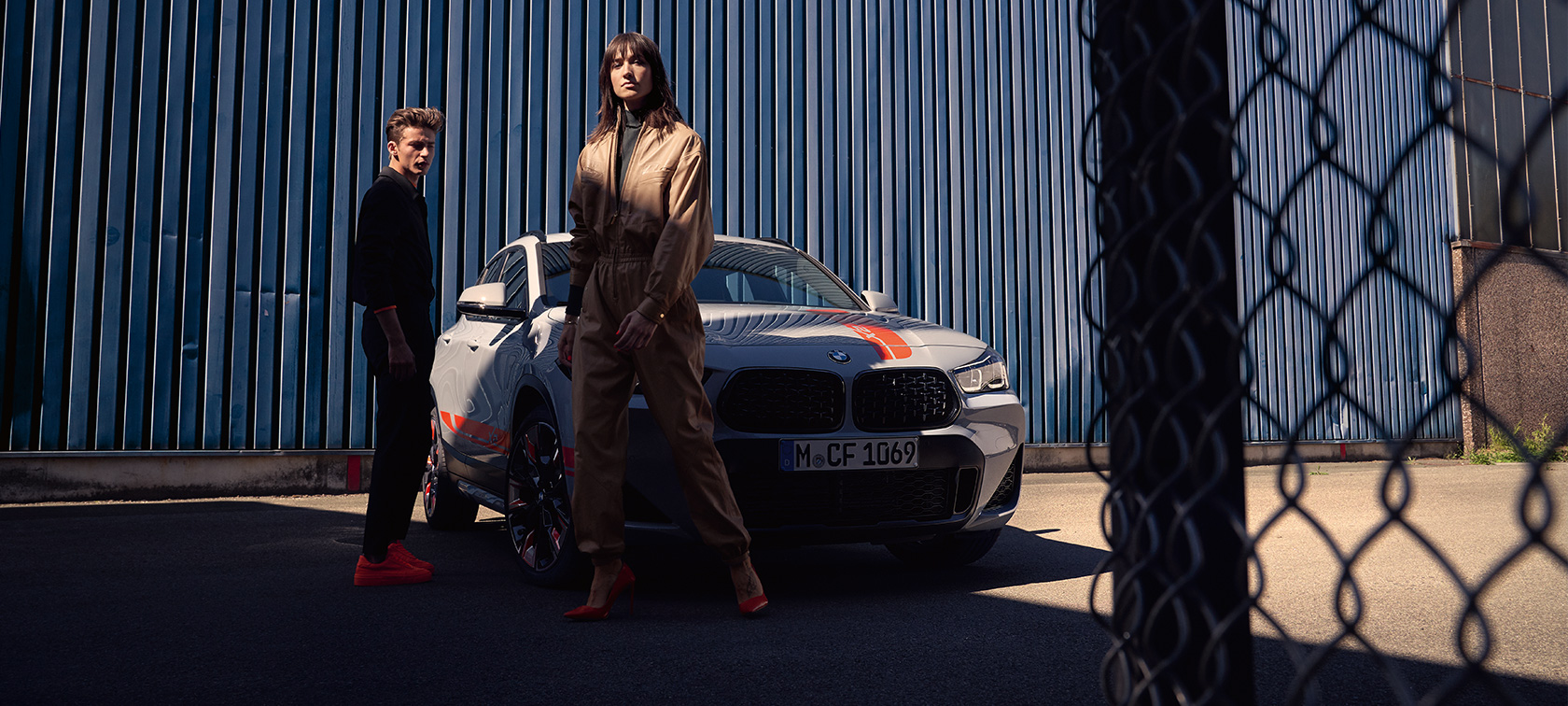 Tročetvrtinski prednji prikaz BMW X2 F39 Tročetvrtinski prednji prikaz BMW X2 F39 2020 Brooklyn sive boje