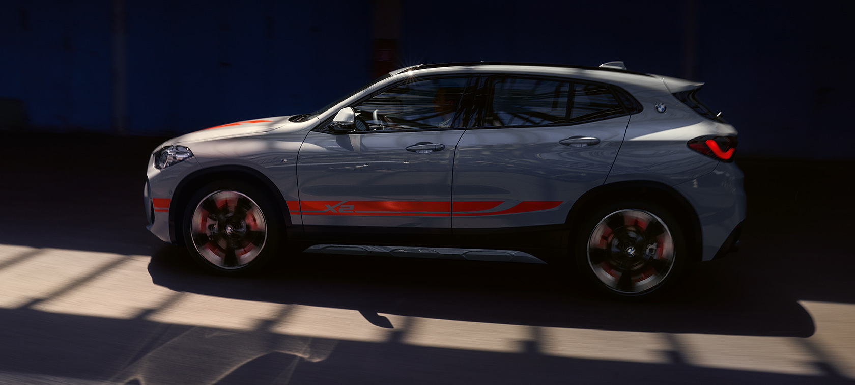 Bočni prikaz BMW X2 F39 Bočni prikaz BMW-a X2 F39 2020 Brooklyn sive boje tokom vožnje