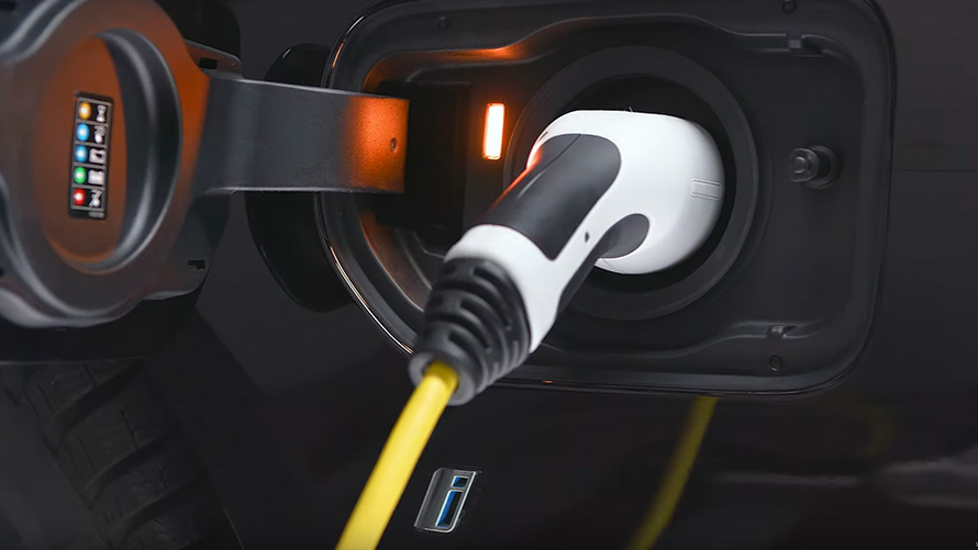 BMW plug-in hibrid povezan kablom za punjenje BMW plug-in hibrid povezan sa kablom za punjenje izbliza