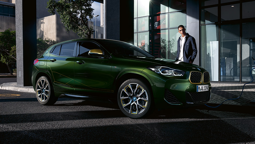 BMW X2 F39 Sanremo zelene metalik boje Tročetvrtinski bočni prikaz sa modelom BMW X2 F39 Sanremo zelene metalik boje Tročetvrtinski bočni prikaz sa modelom