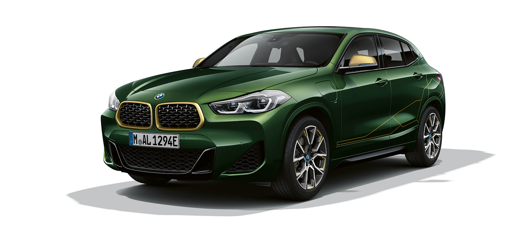 Tročetvrtinski prednji prikaz BMW X2 F39 Tročetvrtinski prednji prikaz BMW-a X2 F39 Sanremo zelene metalik boje