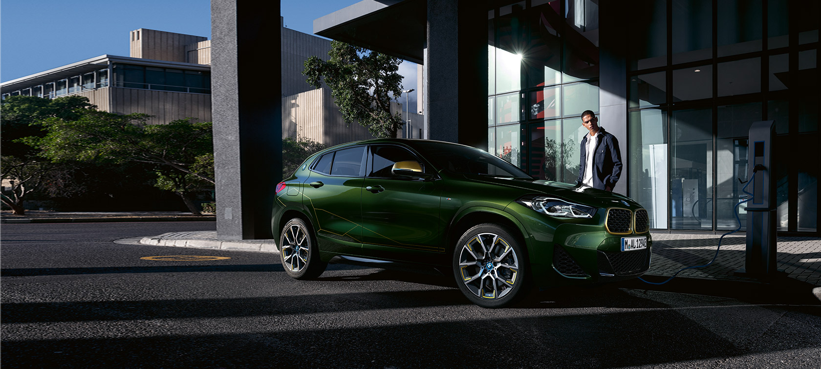 BMW X2 F39 Sanremo prednji prikaz Tročetvrtinski bočni prikaz sa modelom BMW X2 F39 Sanremo prednji prikaz Tročetvrtinski bočni prikaz sa modelom