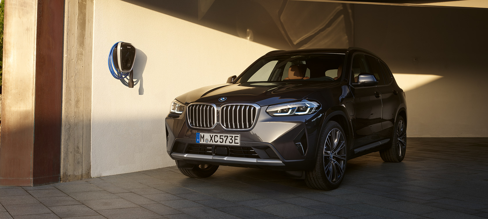 Plug-in hibrid BMW X3 xDrive30e G01 Sophisto sive boje 2021. Plug-in hibrid BMW X3 xDrive30e G01 Sophisto sive tročetvrtinski prednji prikaz parkiranog vozila 2021.