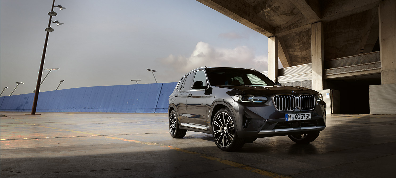 BMW X3 G01 Sophisto sive boje tročetvrtinski prednji prikaz u hangaru 2021.