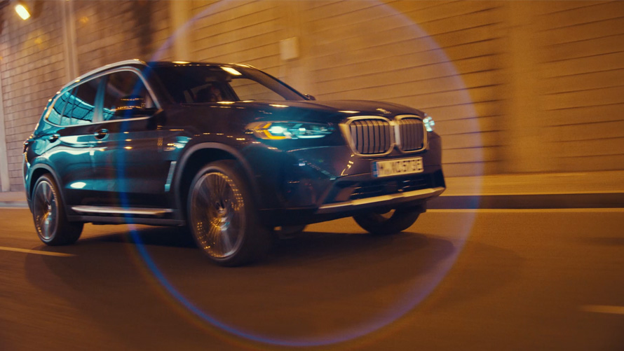 BMW X3 G01 vozna dinamika Sophisto sive boje 2021. BMW X3 G01 vozna dinamika tročetvrtinski prednji prikaz Sophisto sive boje 2021.