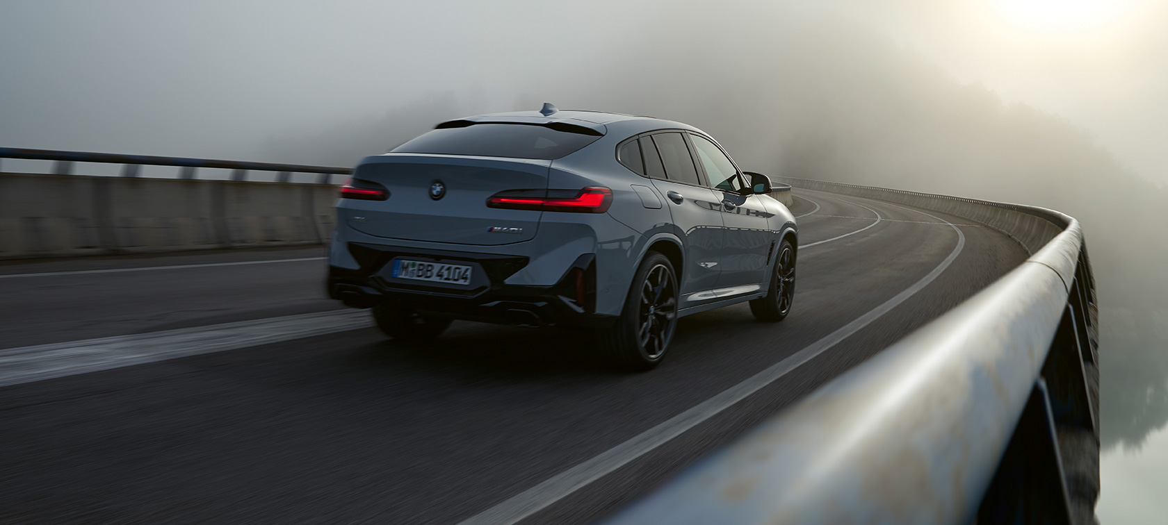 BMW X4 G02 Finansijske usluge 2021. BMW X4 G02 Finansijske usluge Brooklyn sive boje tročetvrtinski stražnji prikaz vozila u pokretu 2021.