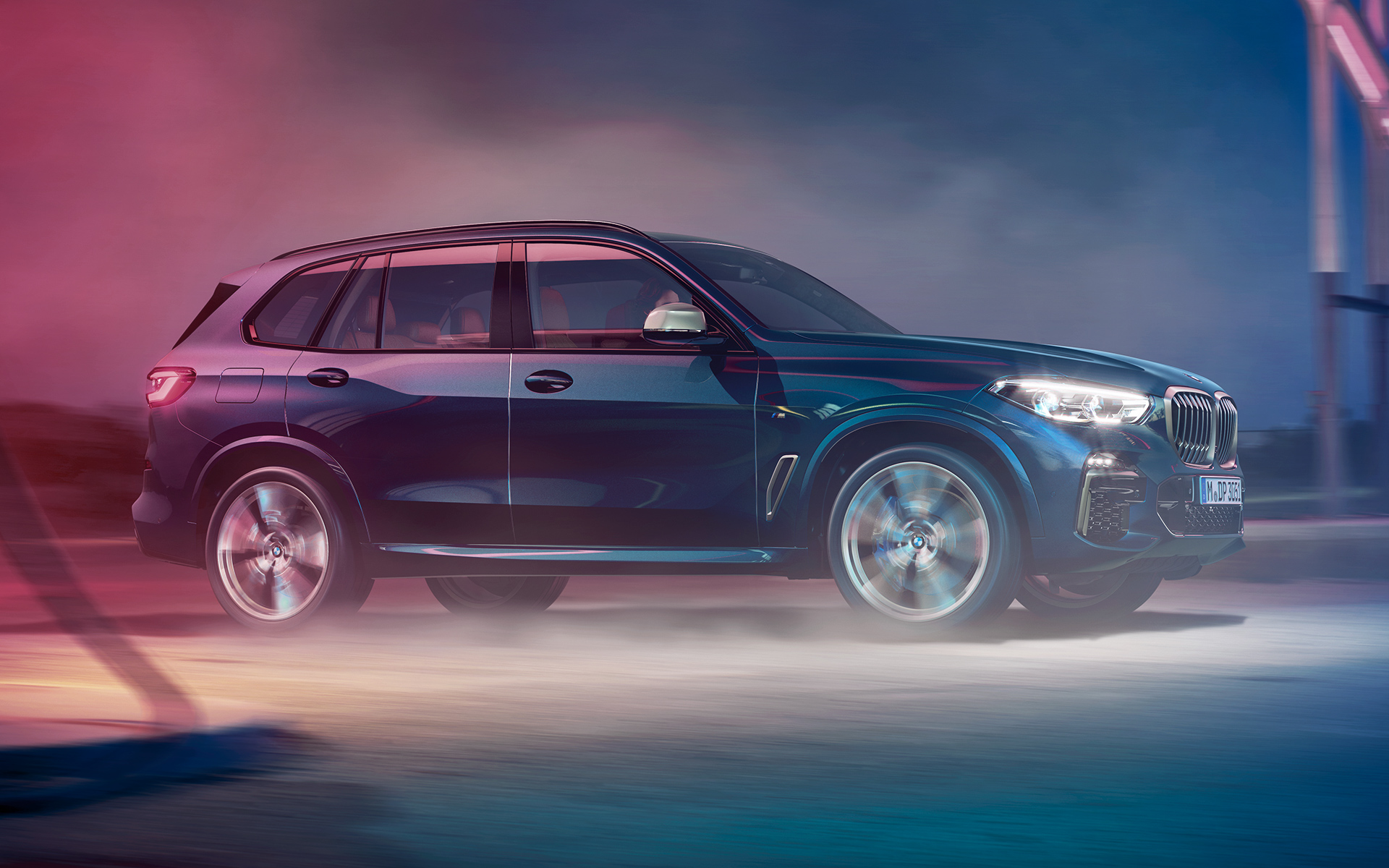 BMW X5 M50d u pokretu Snimak vožnje modela BMW X5 M50d noću u gradskom okruženju