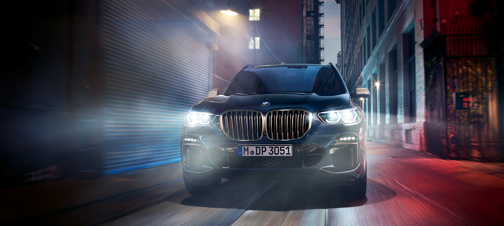BMW X5 M50d u akciji BMW X5 M50d noću na gradskoj ulici