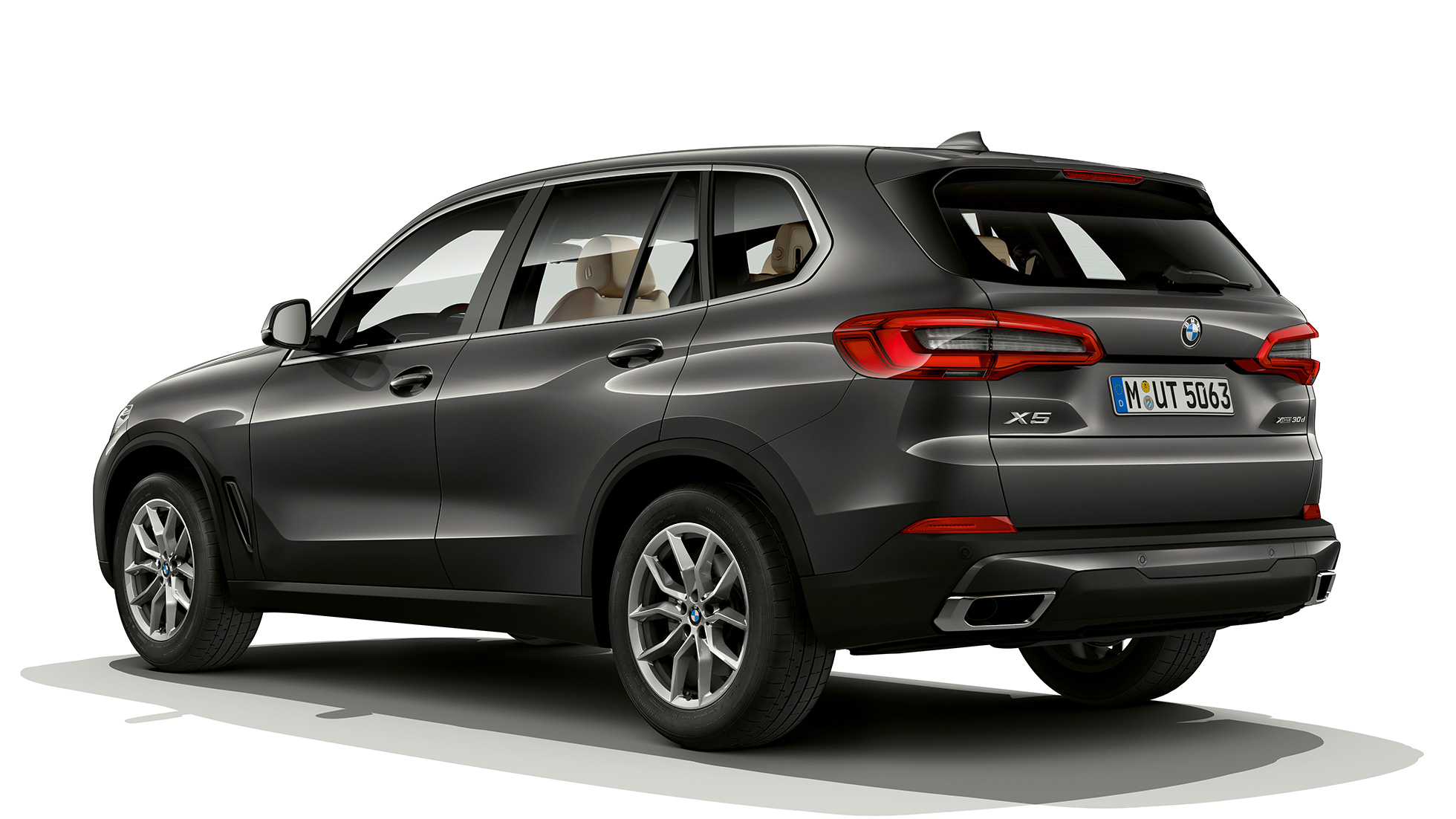 Osnovni model BMW X5 xDrive30d, pogled otpozadi Osnovni model BMW X5 xDrive30d G05 2018 Sophisto siva Brilliant Effect metalik, pogled otpozadi