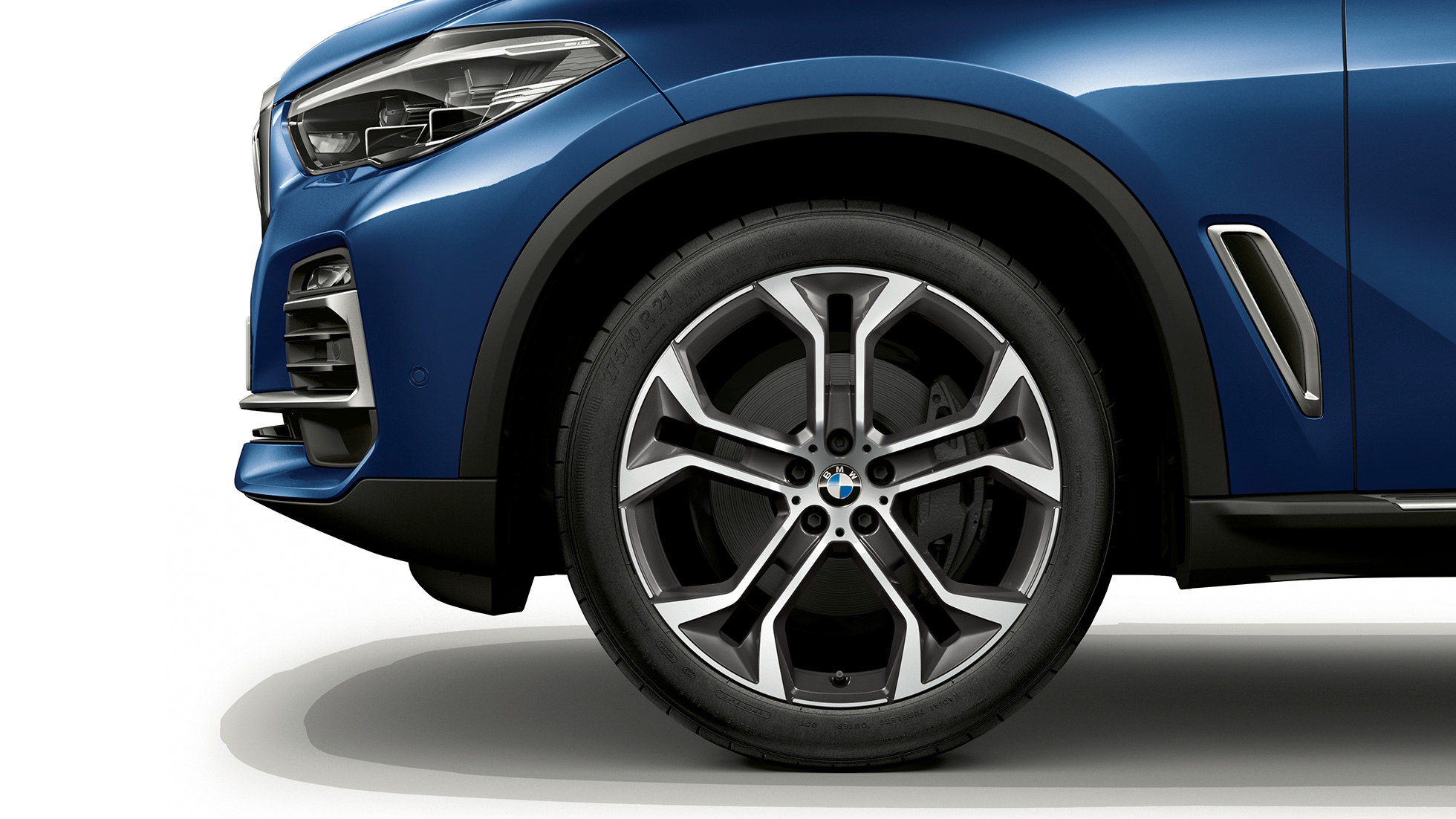 Model xLine BMW X5 xDrive40i pogled sa strane Model xLine BMW X5 xDrive40i G05 2018 Phytonic plava metalik pogled sa strane