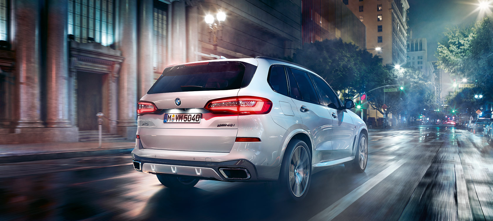 BMW X5 pogled otpozadi u vožnji BMW X5 G05 2018 Mineral bela metalik pogled otpozadi u vožnji