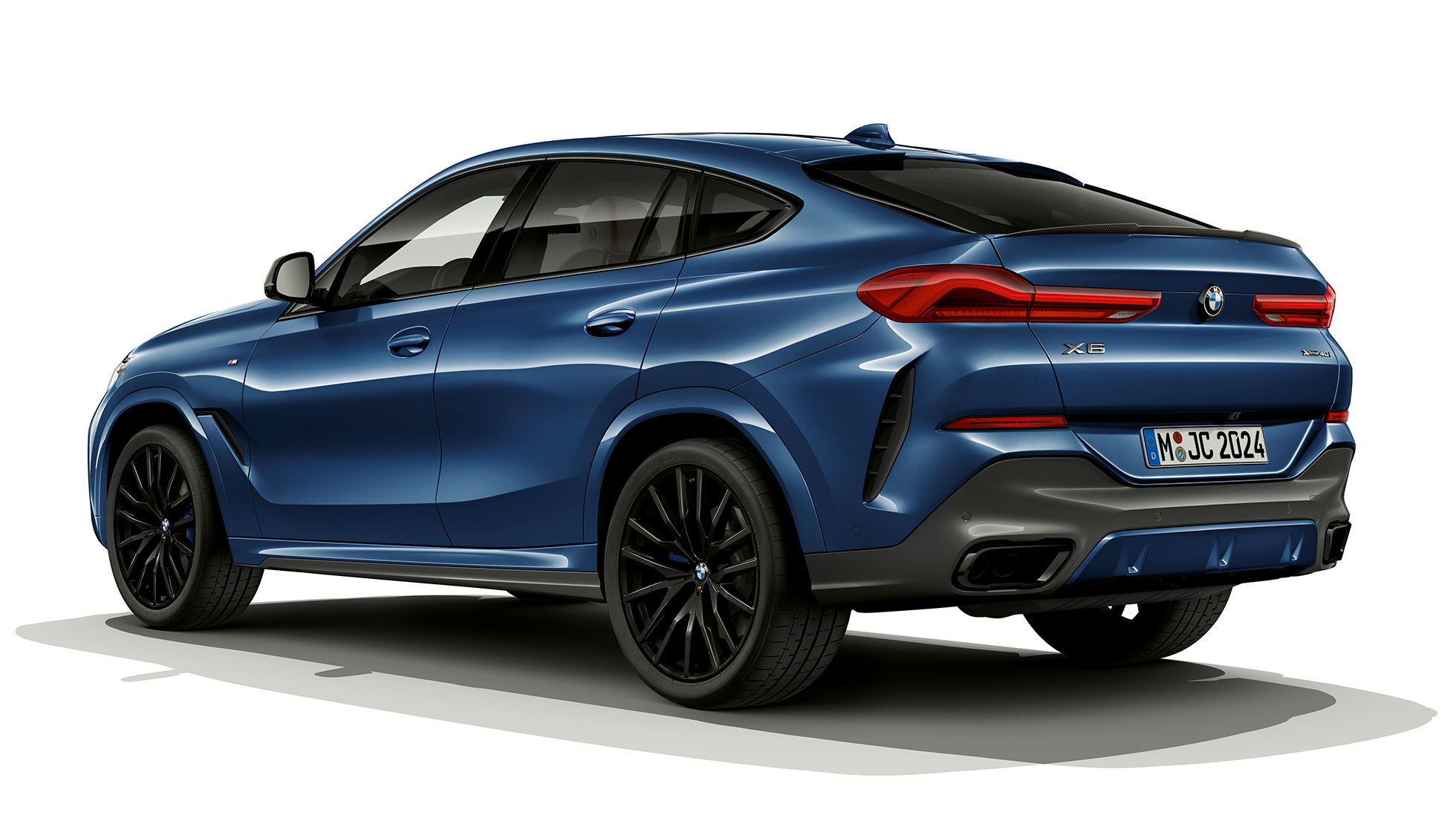 BMW X6 sa M Sport paketom, pozadi. BMW X6 sa M Sport paketom u tročetvrtinskoj zadnjoj perspektivi.