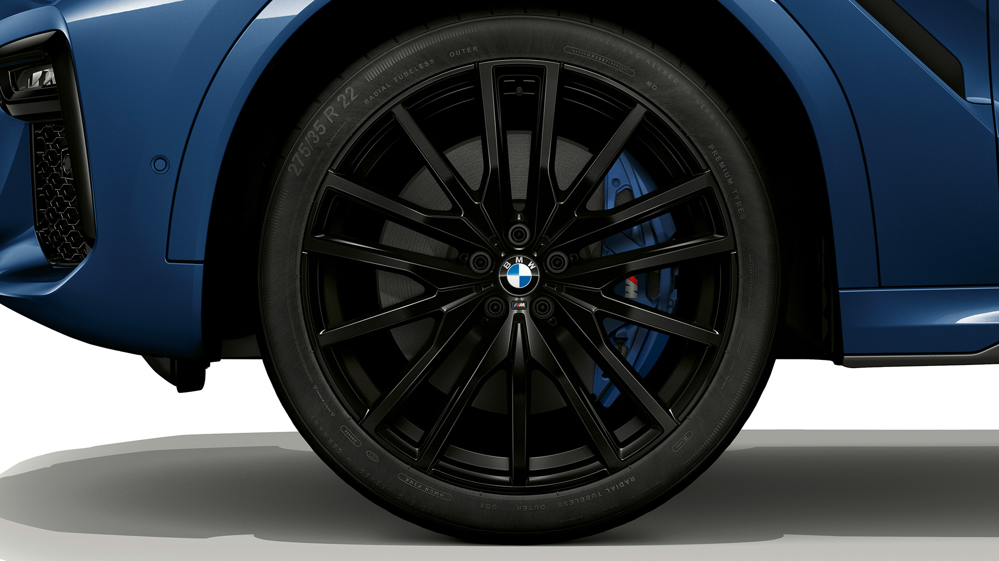 BMW X6 sa M Sport paketom, aluminijumski točak. BMW X6 sa M Sport paketom i fokusom na aluminijumskim točkovima.