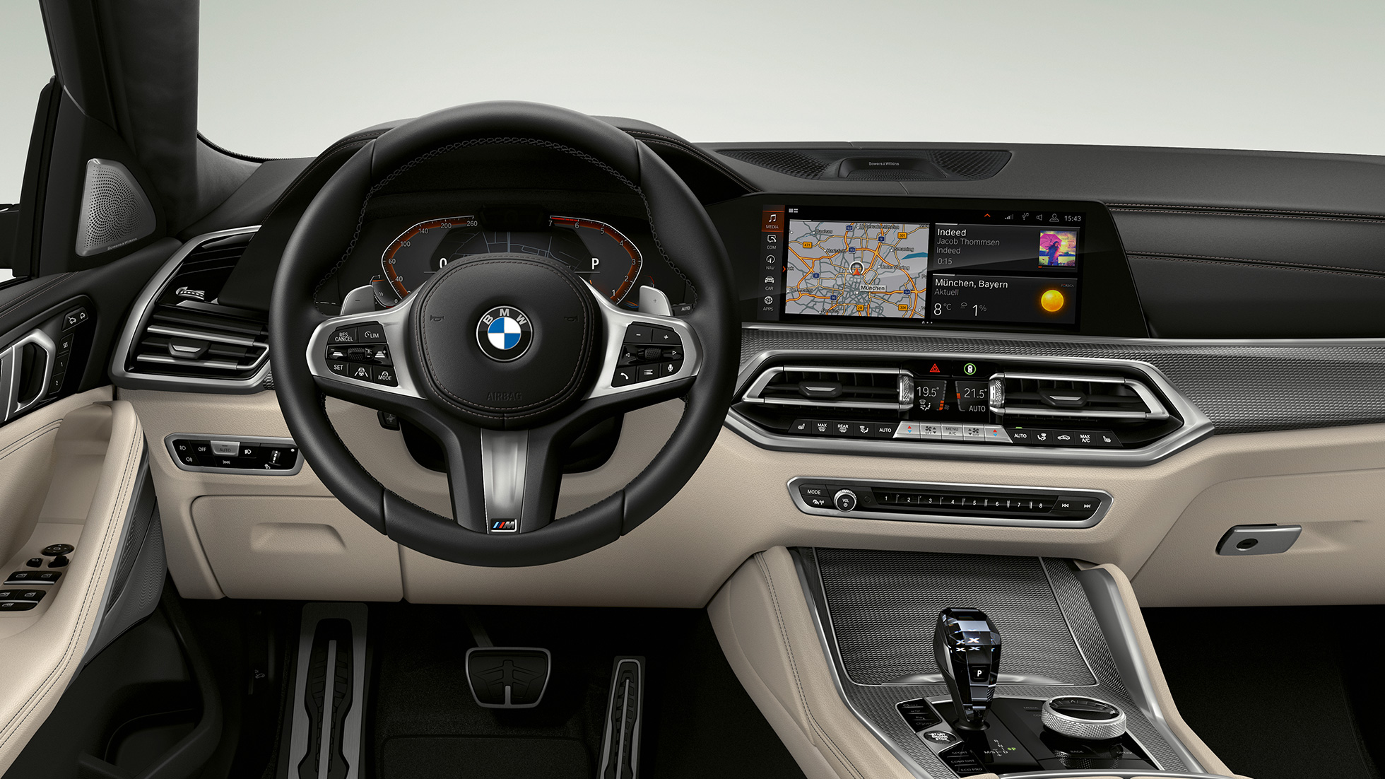 BMW X6 sa M Sport paketom, kabina. BMW X6 enterijer sa M Sport paketom i fokusom na kabini.