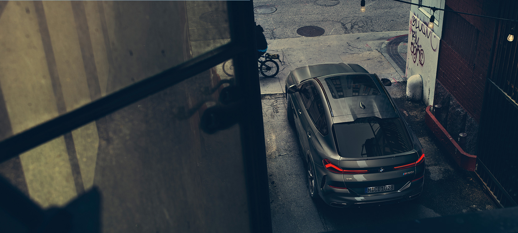 BMW X6 pogled otpozadi. BMW X6 pogled otpozadi iz ptičje perspektive