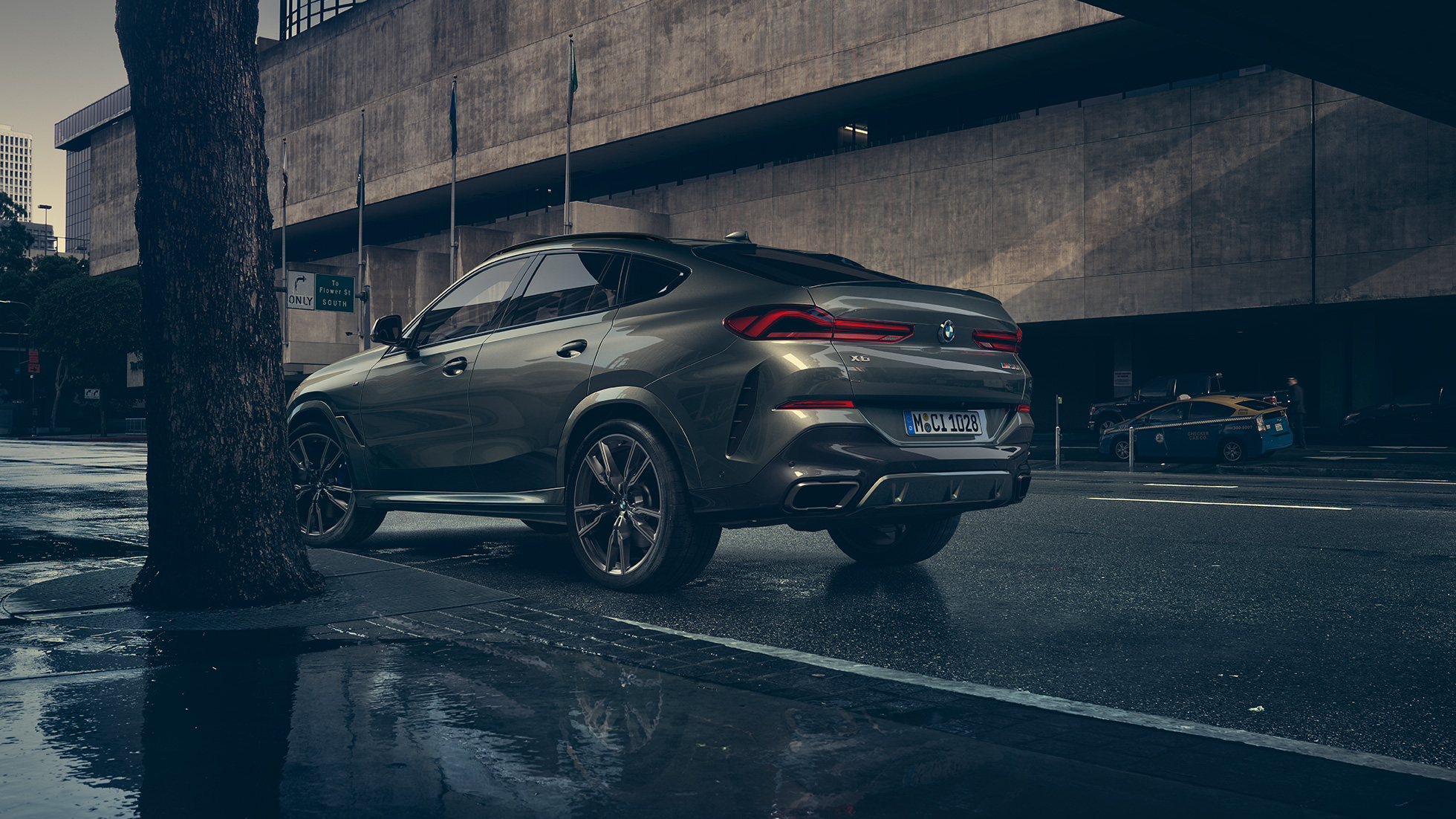 BMW X6 eksterijer. BMW X6 u tročetvrtinskom pogledu otpozadi ispred urbanog prizora.