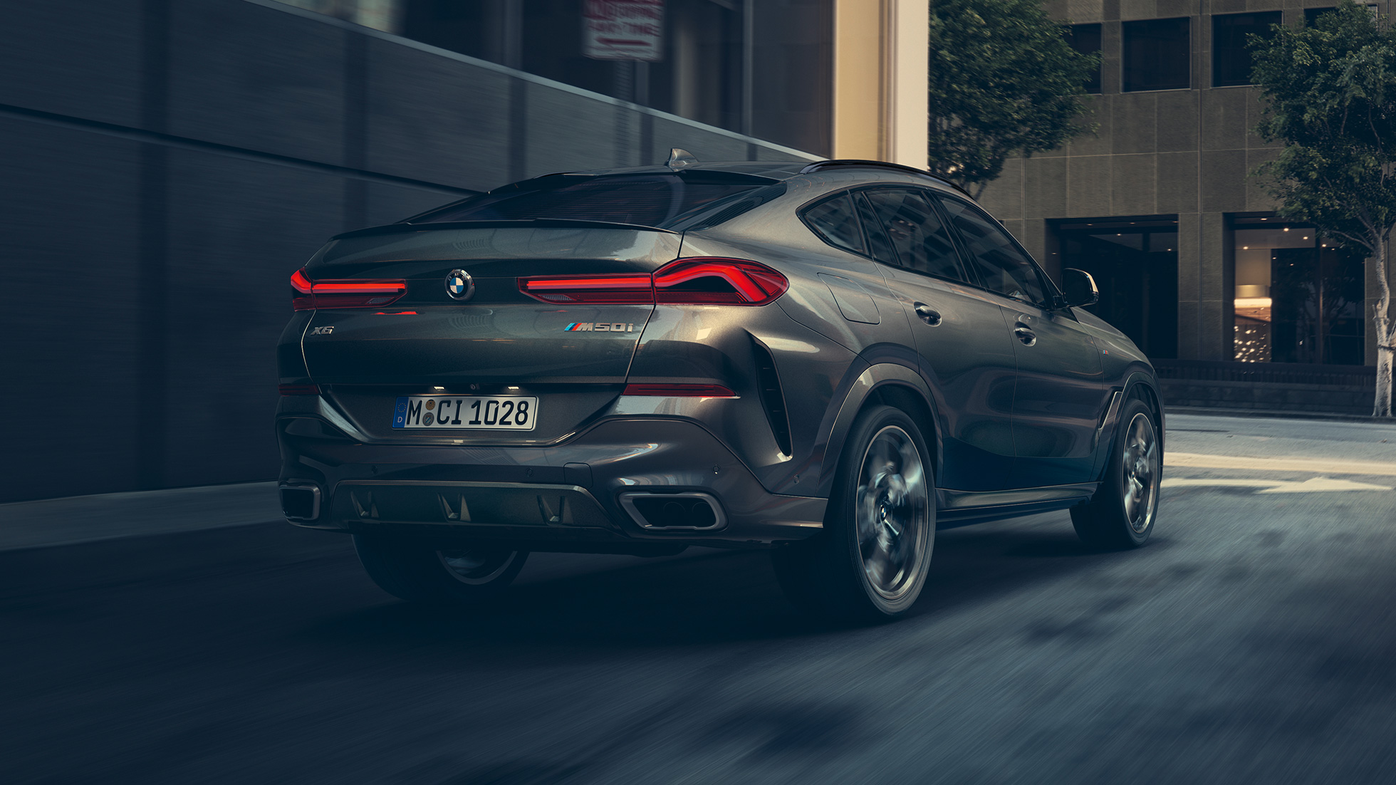Adaptivno M ogibljenje Professional. Tročetvrtinski pogled otpozadi na BMW X6.
