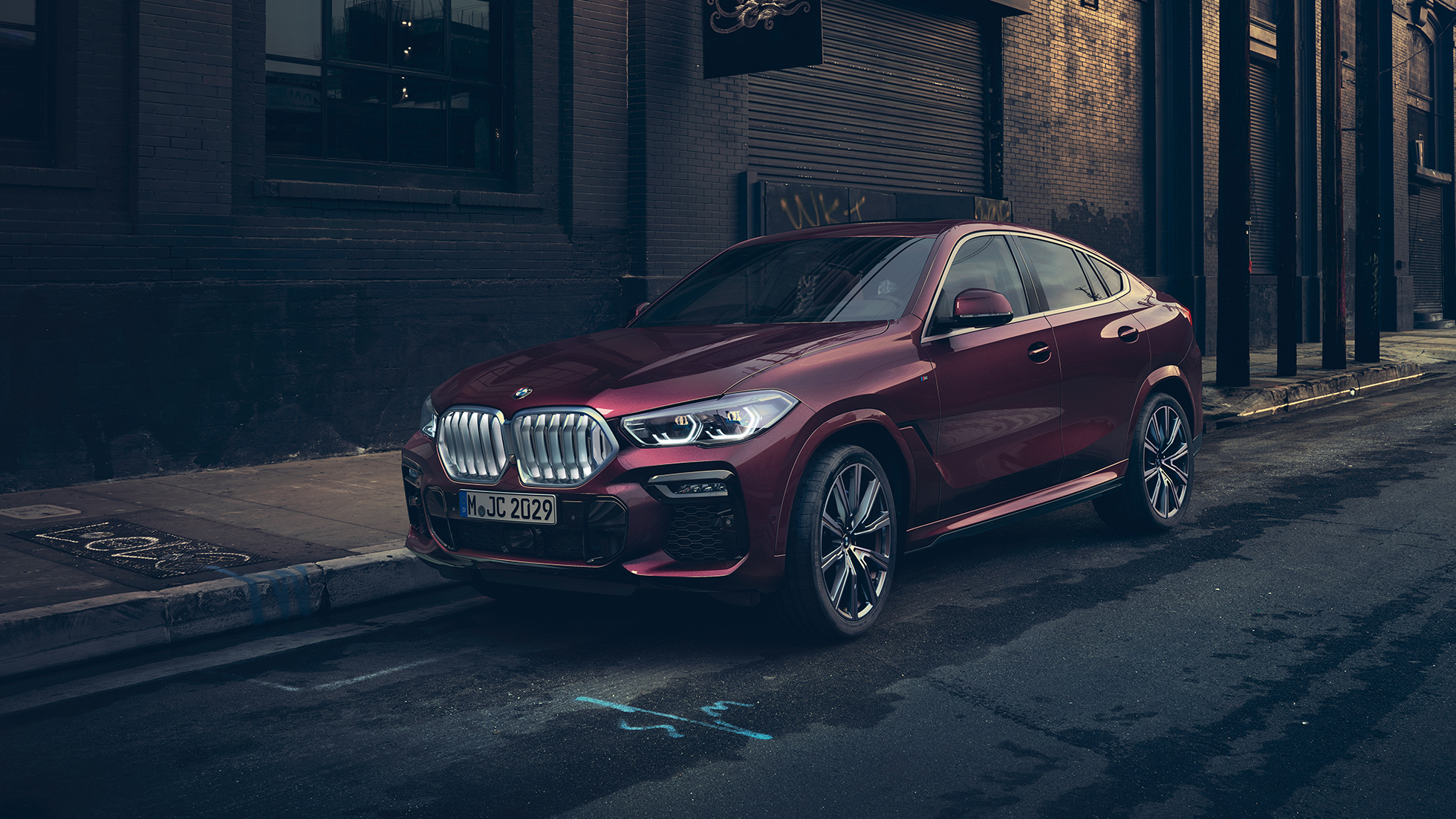 BMW X6 Individual eksterijer. BMW X6 Individual stoji, tročetvrtinski pogled spreda.