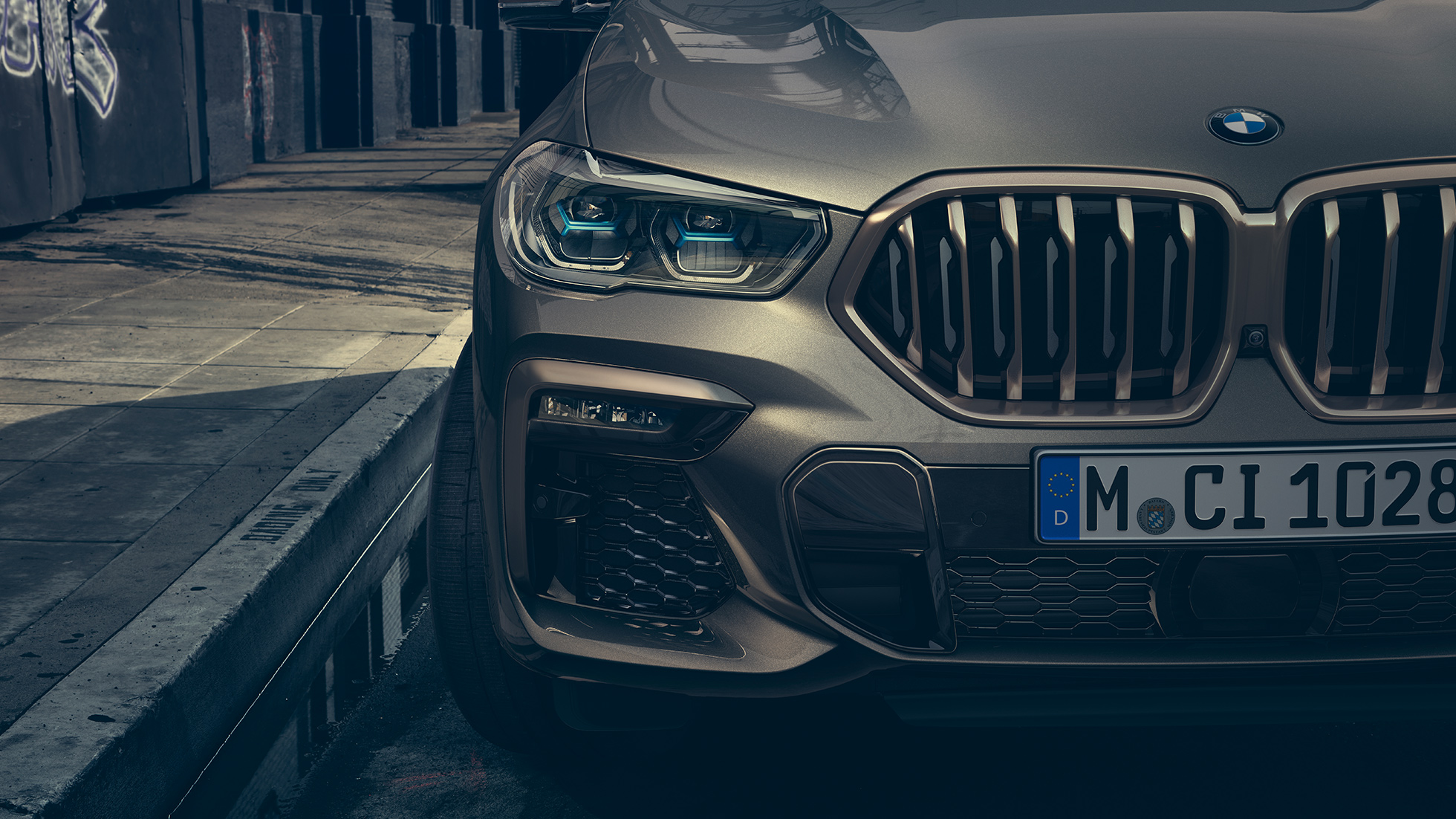 BMW Lasersko svetlo. Pogled izbliza na BMW X6 sa fokusom na Lasersko svetlo.