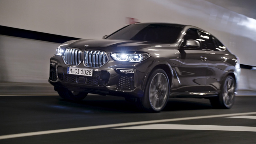 Tročetvrtinski prednji prikaz BMW-a X6 G06 2019 BMW X6 G06 2019 tročetvrtinski prednji prikaz vozila u toku vožnje kroz urbano okruženje