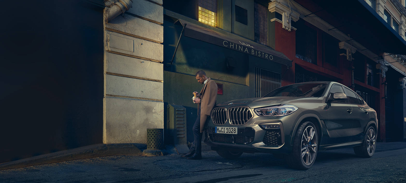 BMW X6 tročetvrtinski stražnji prikaz vozila u pokretu BMW X6 G06 2019 Manhatten metalik boja tročetvrtinski zadnji prikaz vozila u pokretu