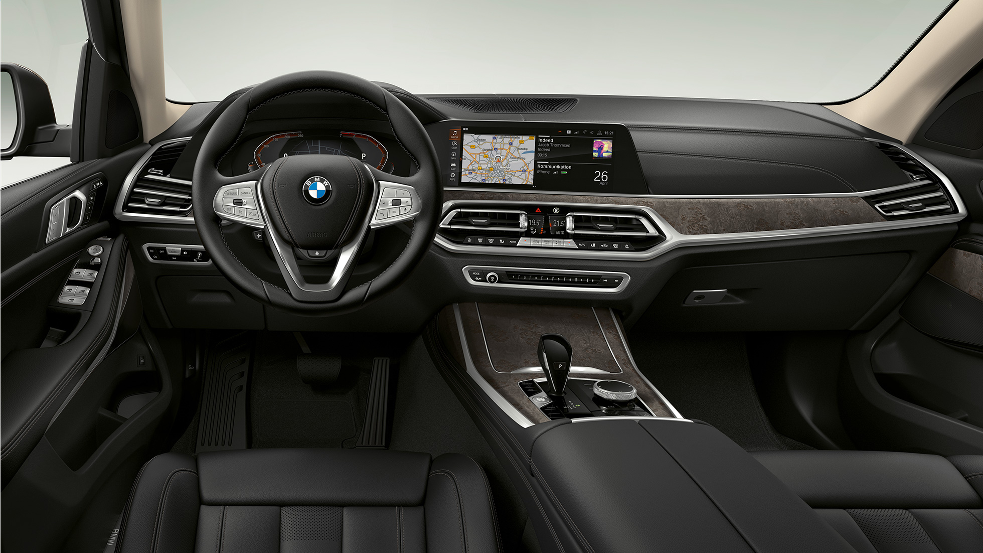 BMW X7, kabina sa standardnom opremom Prednji krupni plan vozačeve kabine modela BMW X7 sa elementima standardne opreme