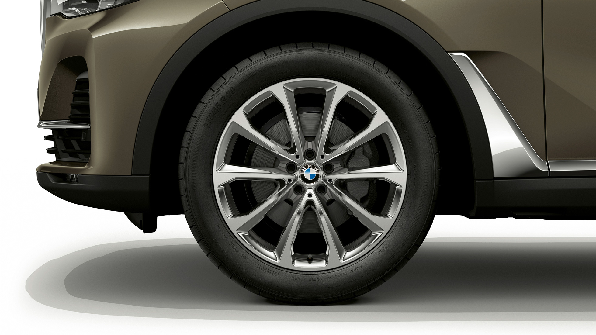 BMW X7, aluminijumski točak, standardna oprema Krupni plan aluminijumskog točka modela BMW X7 sa elementima standardne opreme