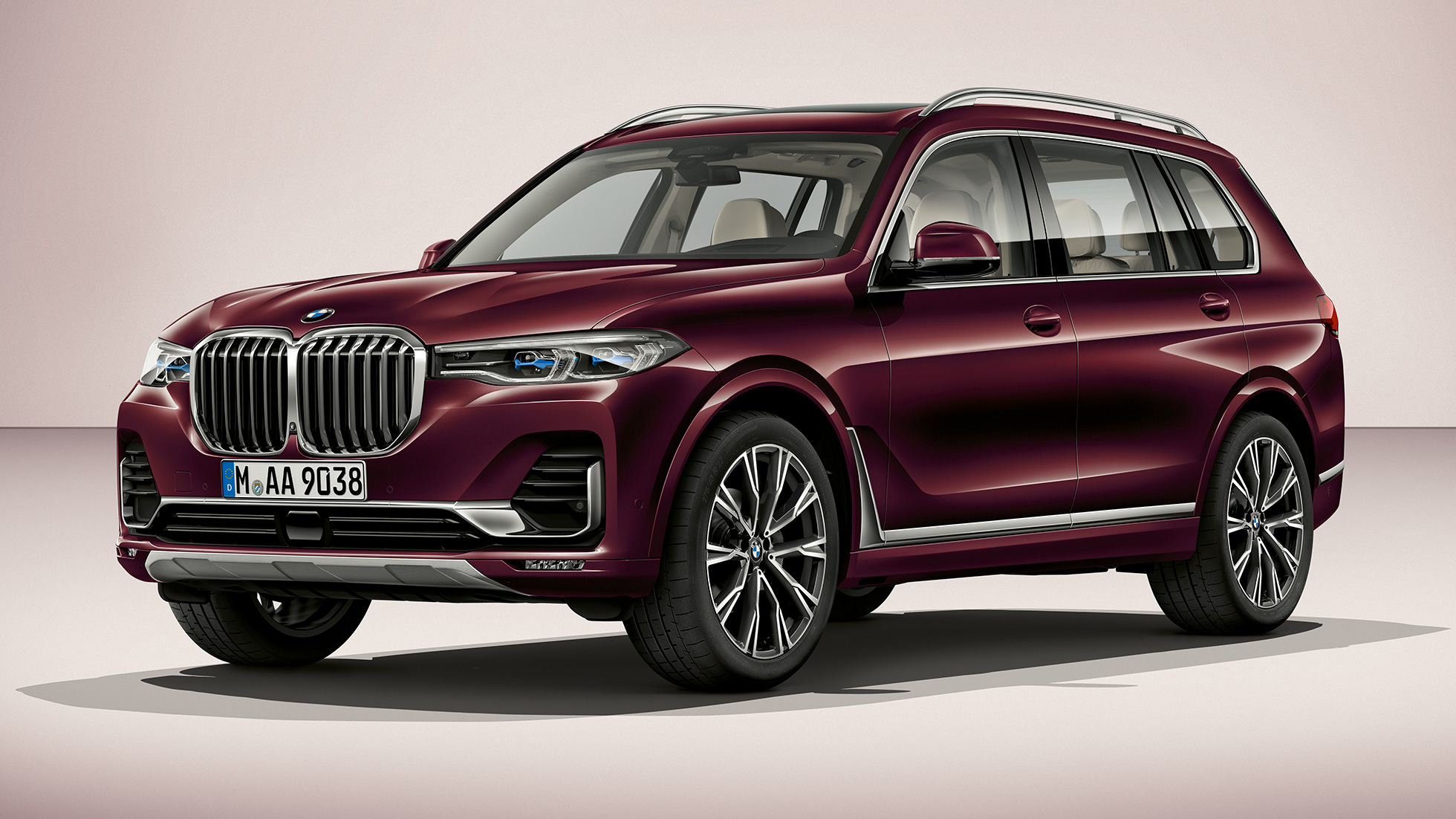 BMW X7 M Sport paket Studijski snimak vozila BMW X7, tročetvrtinski pogled spreda sa M Sport paketom