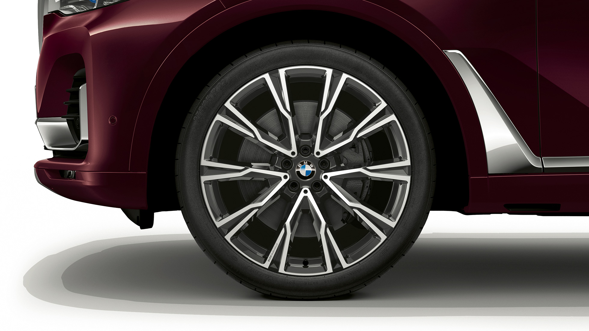 BMW X7, M Sport paket, aluminijumski točak Krupni plan aluminijumskog ttočka vozila BMW X7 sa elementima M Sport paketa