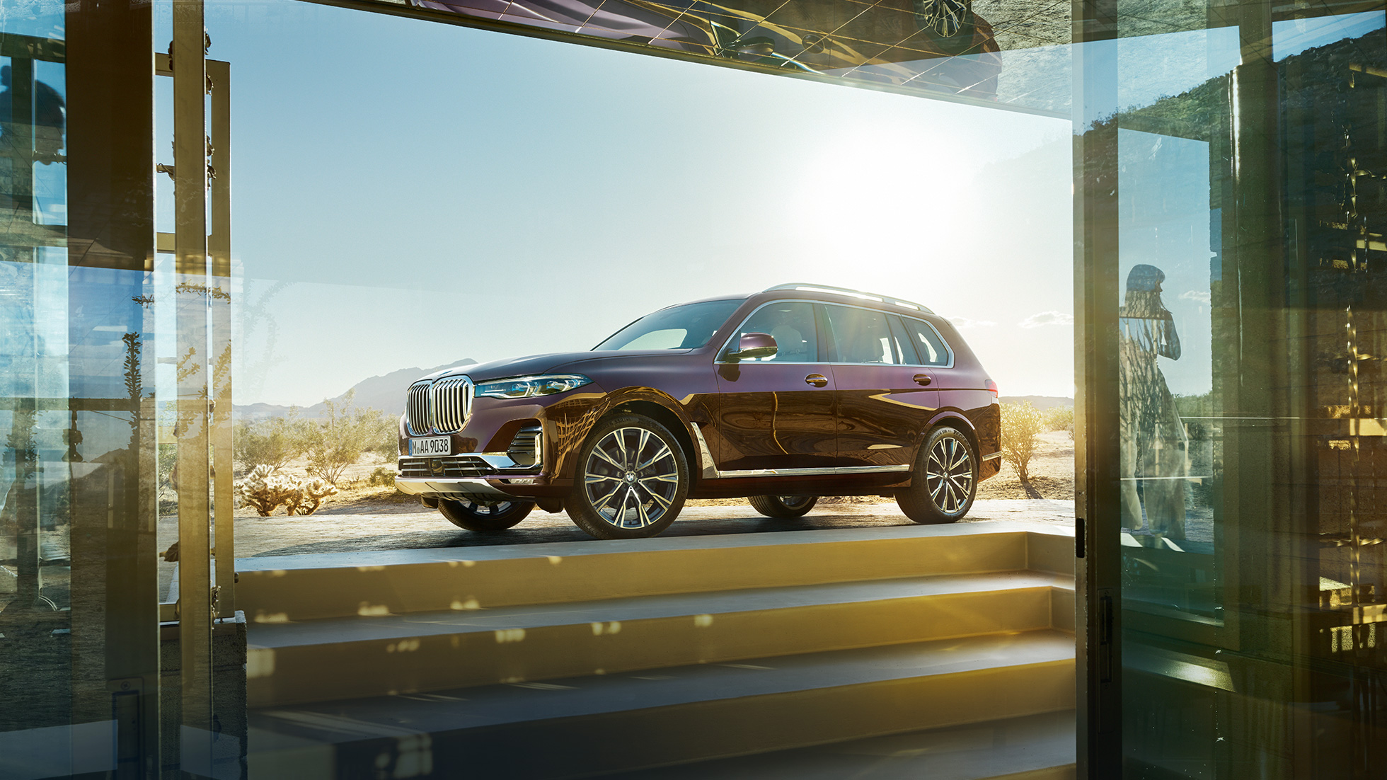 BMW Individual X7 xDrive40i, bočna perspektiva BMW X7 u Ametrin metaliziranoj boji stoji, iz bočne perspektive