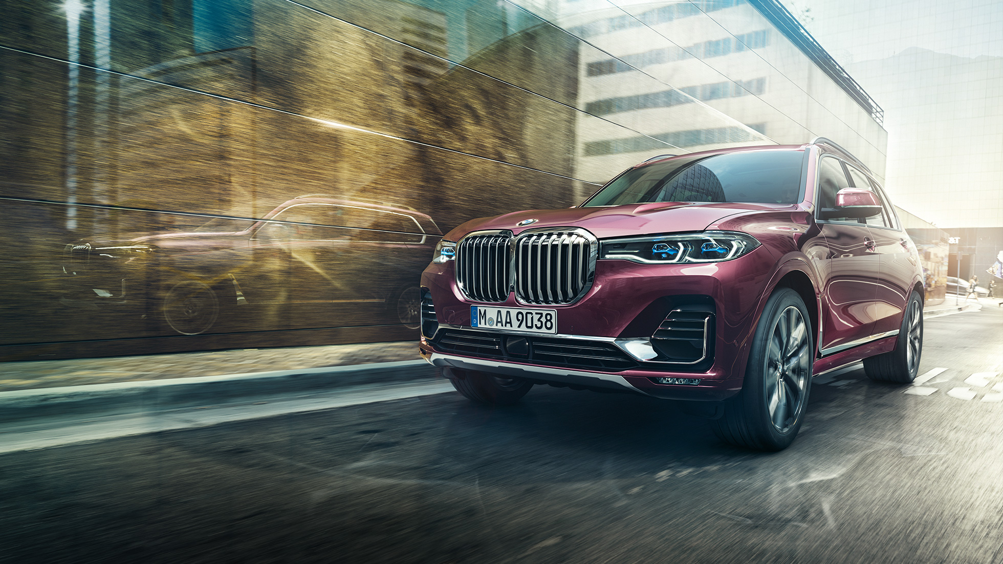BMW Individual X7 40i xDrive, tročetvrtinski pogled spreda Vožnja modela BMW X7 u boji Ametrin metalliziranoj, tročetvrtinski pogled spreda