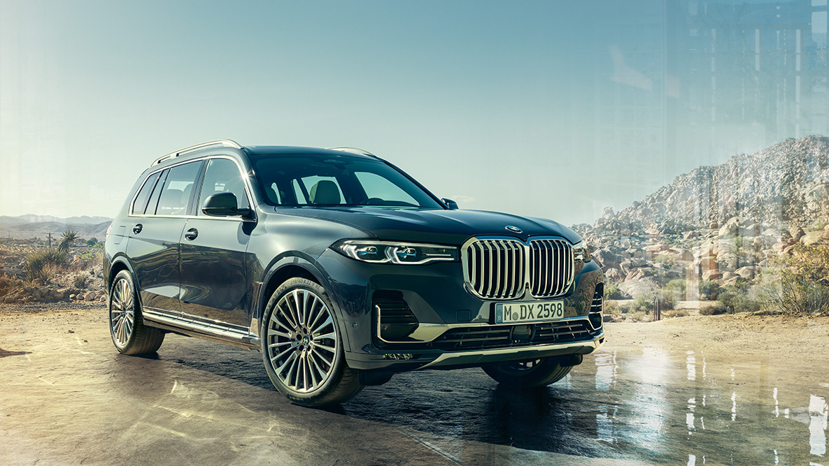 BMW X7 eksterijer, tročetvrtinski pogled spreda BMW X7 tročetvrtinski pogled spreda na eksterijer, sa pustinjom u pozadini
