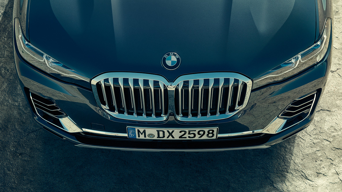 BMW prednja rešetka modela BMW X7 BMW prednja rešetka: snimak modela BMW X7 spreda pod visokim uglom