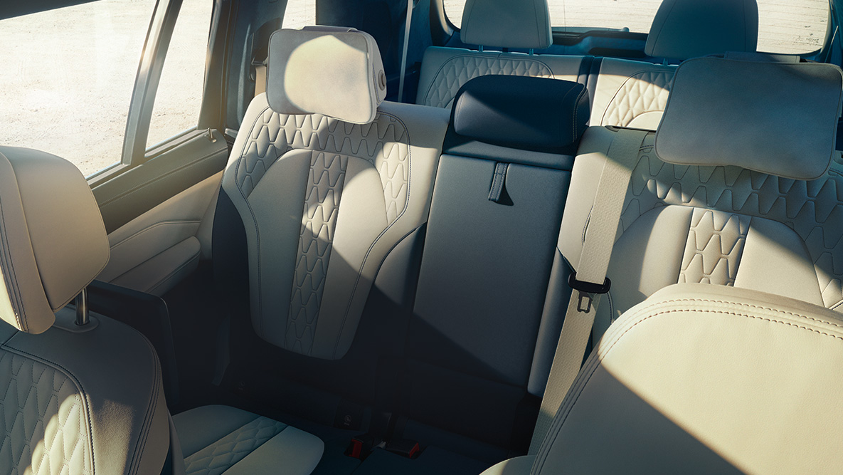 Sedišta modela BMW X7 Pogled odozgo iskosa na sedam sedišta modela BMW X7