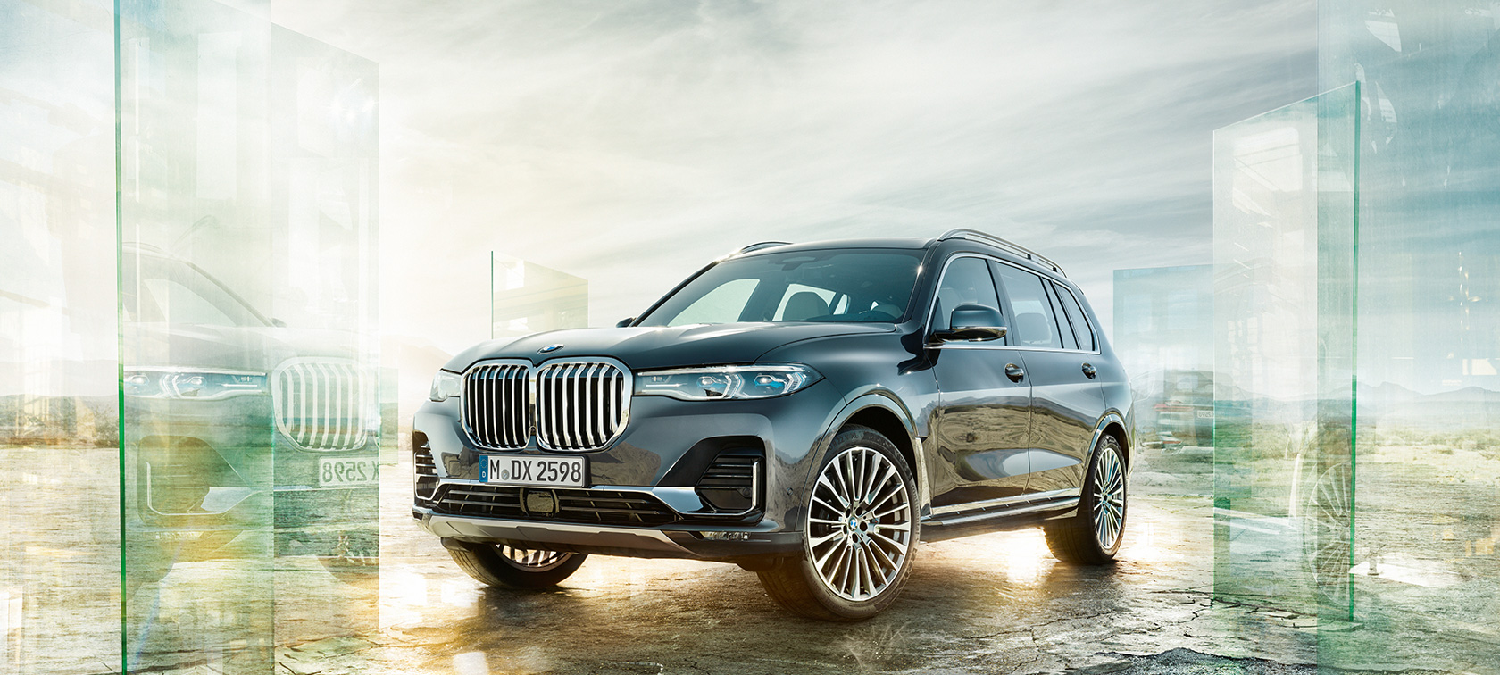 BMW X7, tročetvrtinski pogled spreda BMW X7 u tročetvrtinskom pogledu spreda sa pustinjom u pozadini