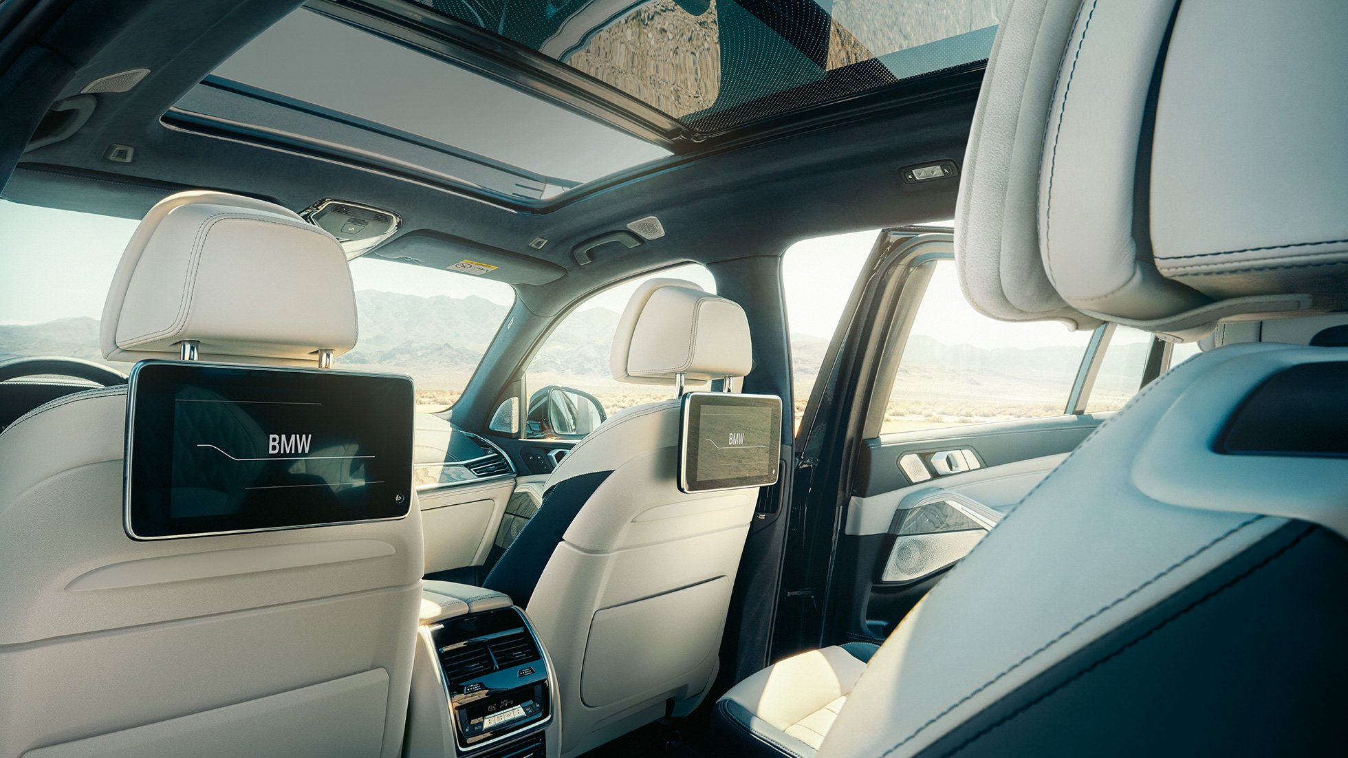 BMW X7 enterijer BMW X7 pogled na unutrašnjost sa trećeg reda sedišta