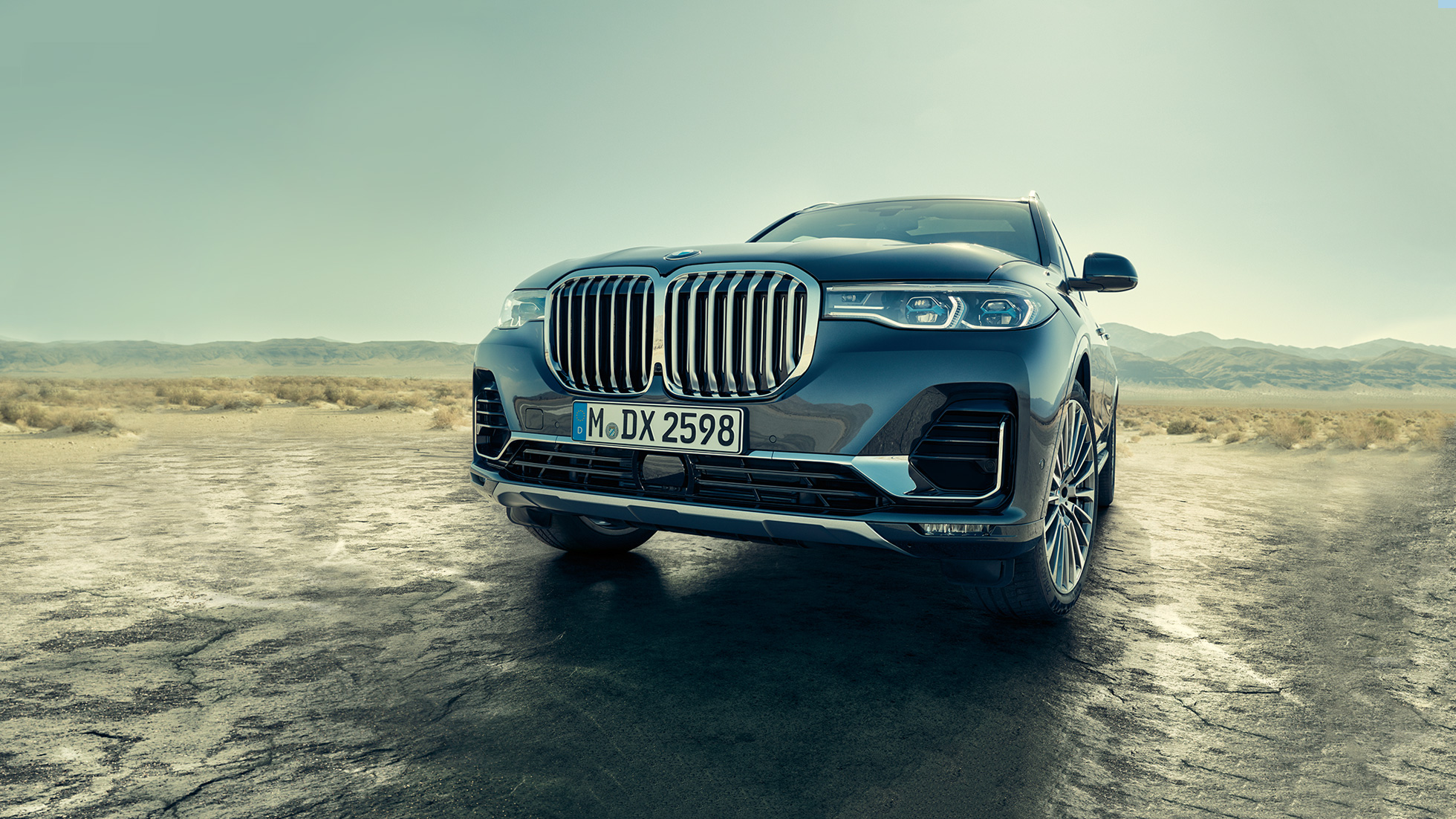 BMW X7 eksterijer, snimak iskosa pod niskim uglom BMW X7 pogled spreda i iskosa na eksterijer pod niskim uglomt