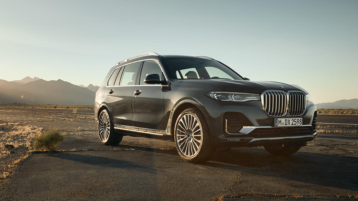 Executive Drive Pro Executive Drive Pro: tročetvrtinski pogled spreda na BMW X7 u vožnji