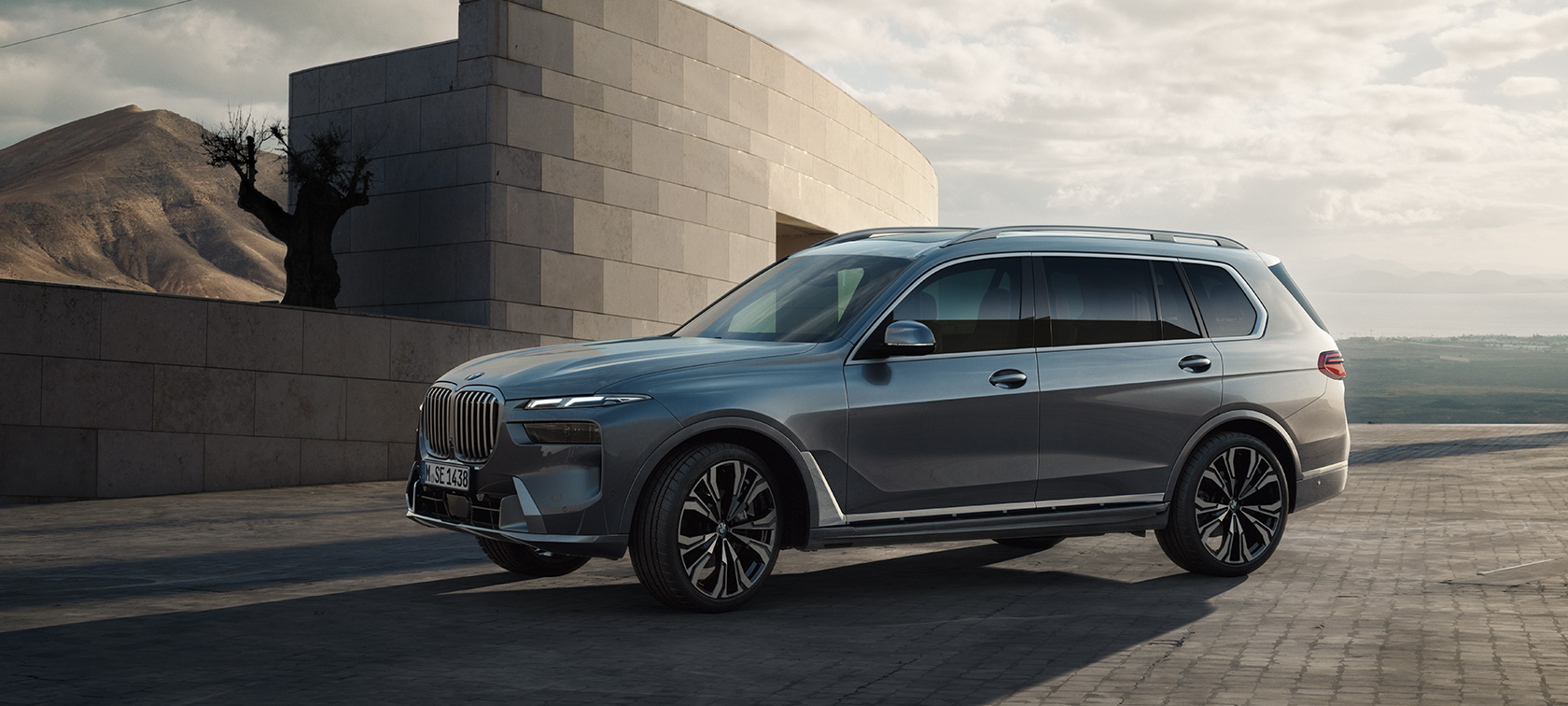 BMW X7 G07 LCI 7/8 Bočni prikaz Sparkling Copper siva metalik boja Pure Excellence video BMW X7 G07 LCI 7/8 Bočni prikaz parkiranog vozila Sparkling Copper siva metalik boja Pure Excellence video