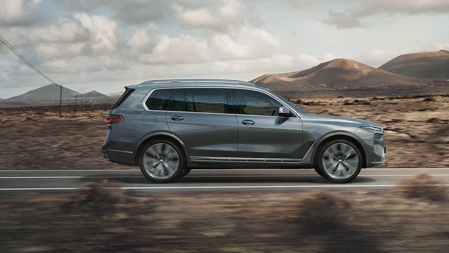 BMW X7 G07 LCI Bočni prikaz Sparkling Copper siva metalik boja Pure Excellence dizajn BMW X7 G07 LCI Bočni prikaz vozila tokom vožnje Sparkling Copper siva metalik boja Pure Excellence dizajn