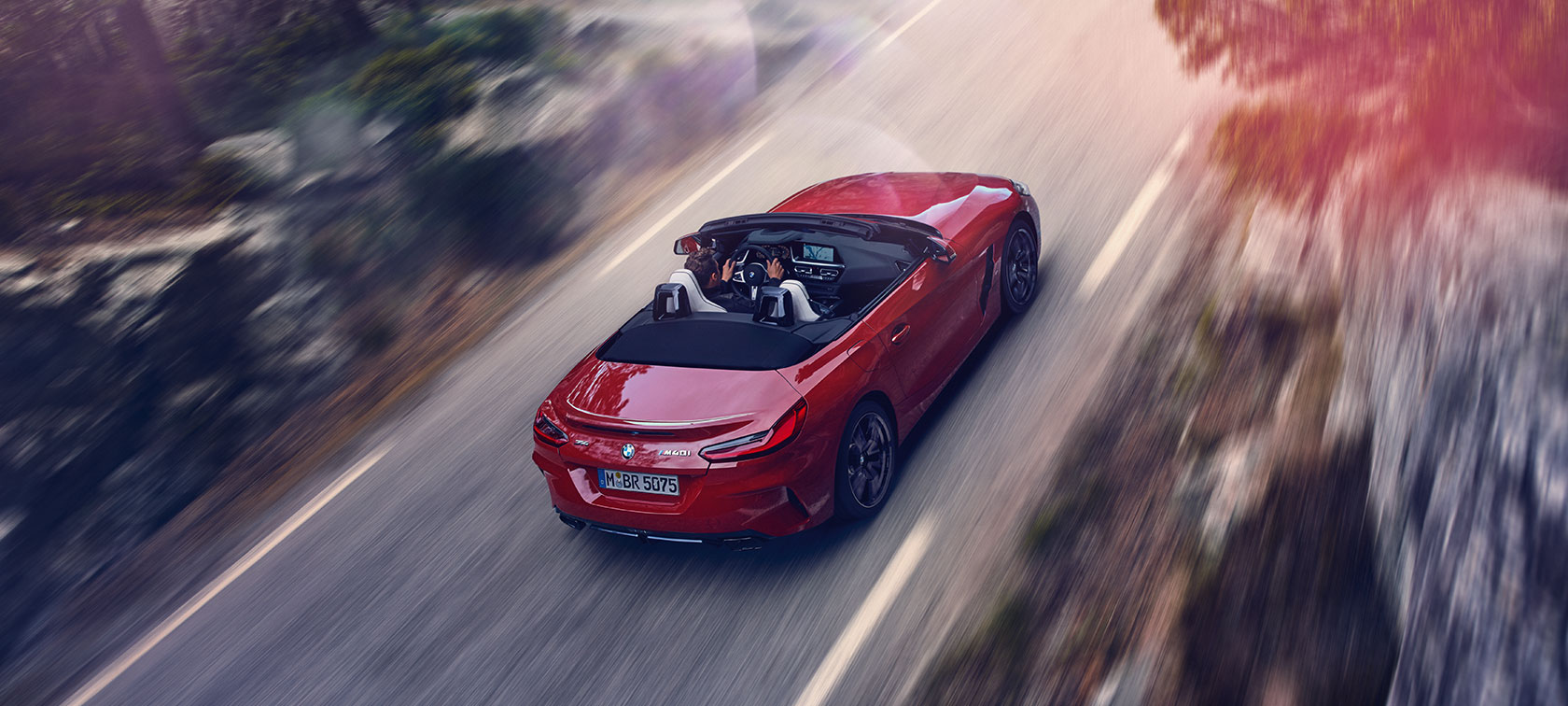 Pogled iz ptičje perspektive na BMW Z4 Roadster Pogled iz ptičje perspektive na BMW Z4 Roadster u pokretu
