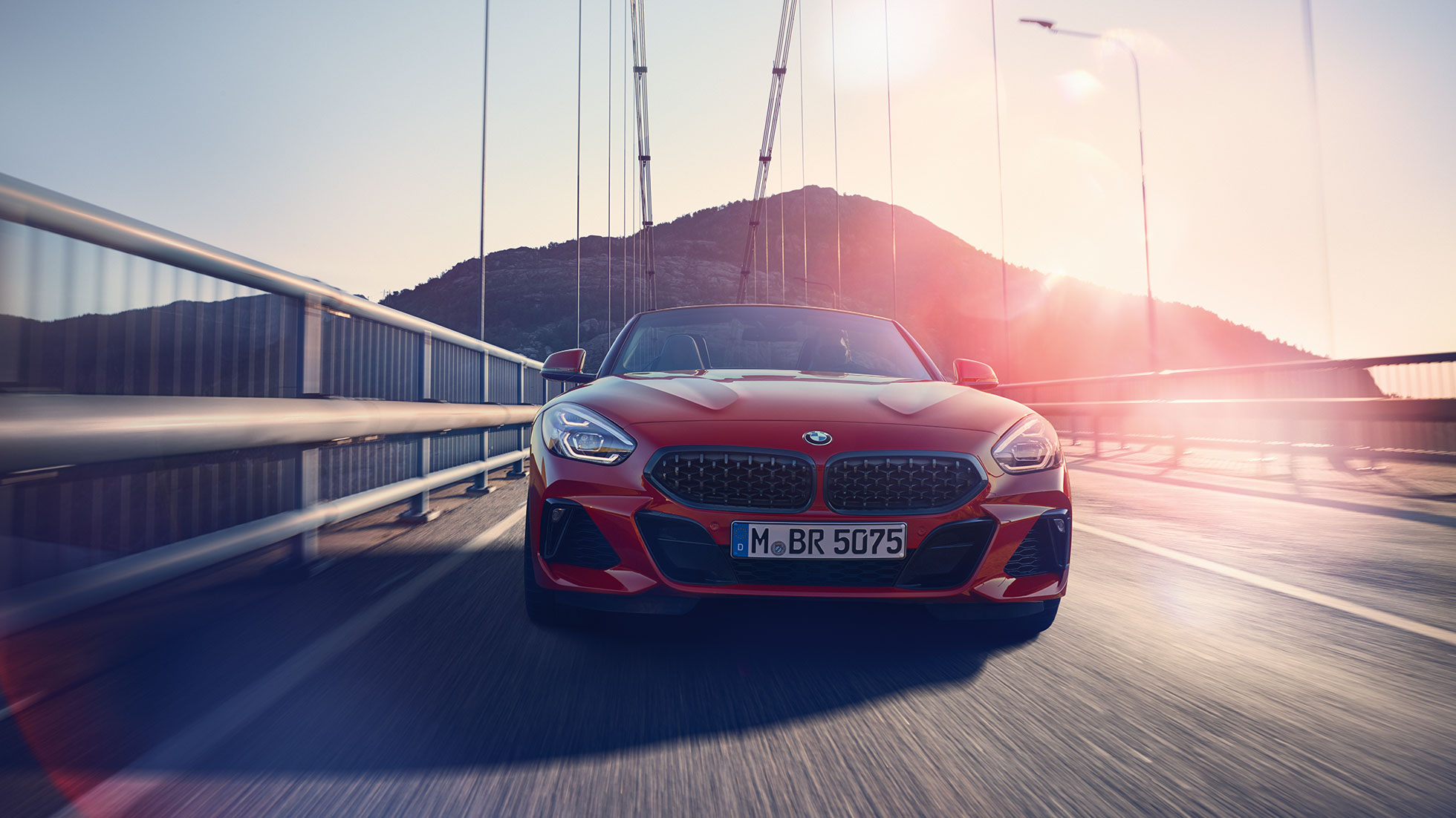 BMW Z4 Roadster na mostu Snimak modela BMW Z4 Roadster spreda na mostu