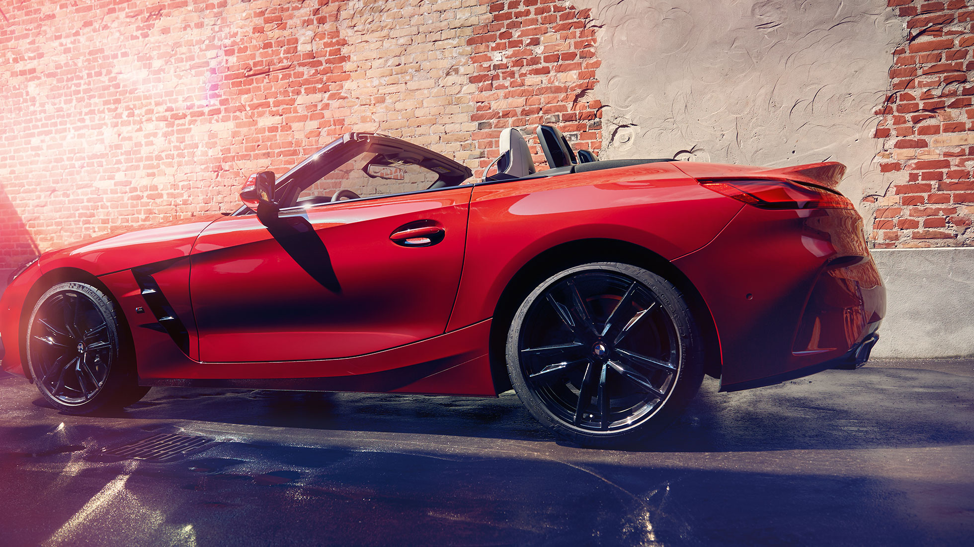 Bočni snimak modela BMW Z4 Roadster Bočni snimak modela BMW Z4 Roadster ispred zida od cigle