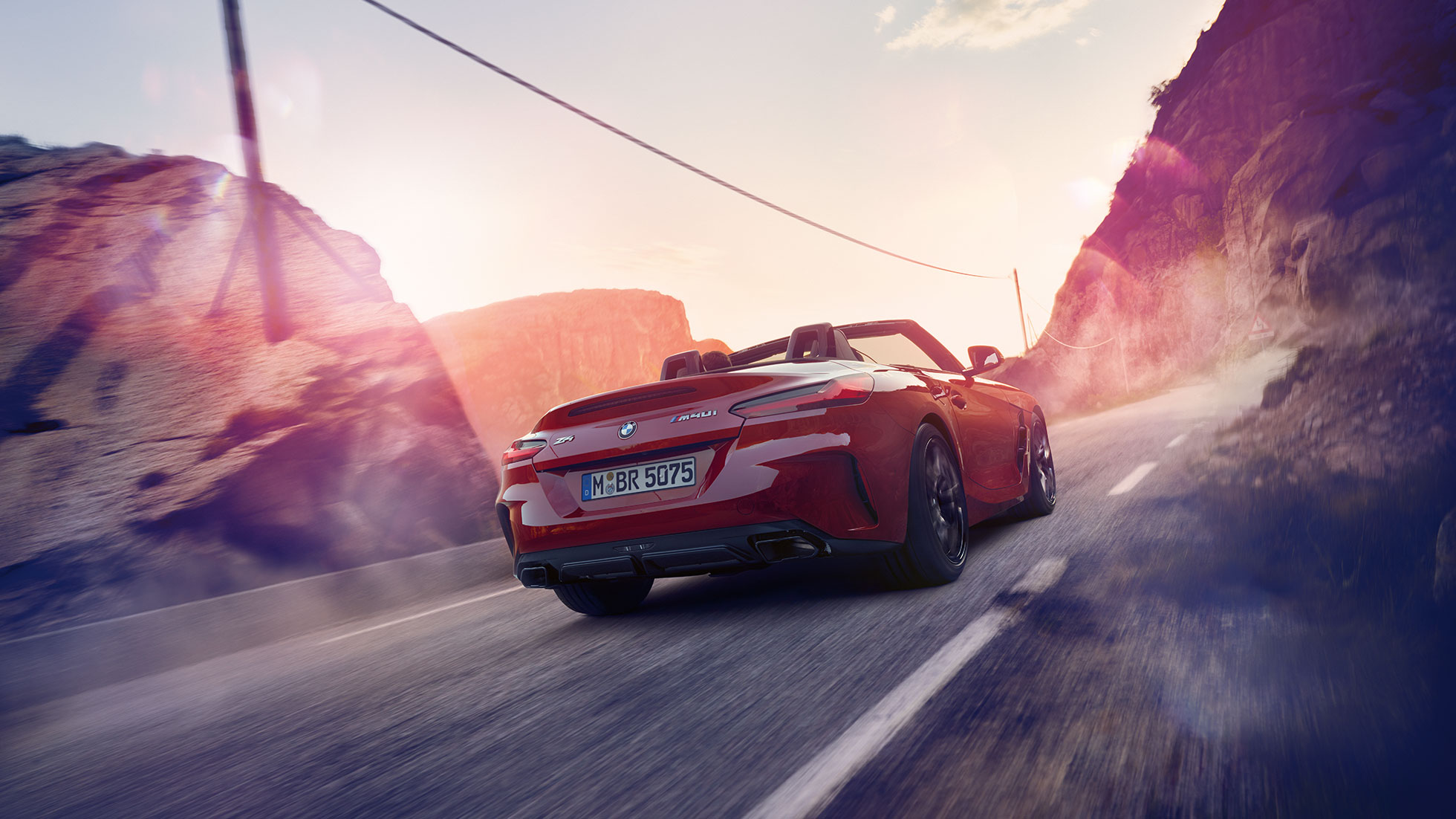 Snimak otpozadi modela BMW Z4 Roadster Snimak otpozadi modela BMW Z4 Roadster na seoskom putu