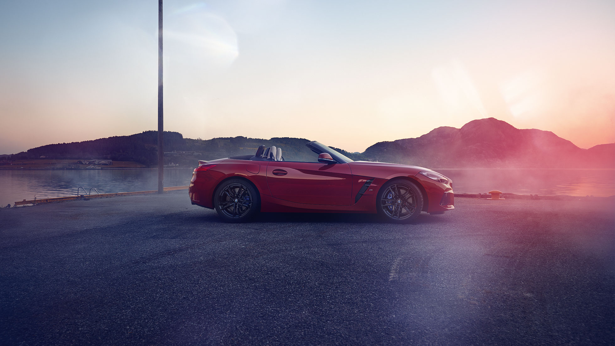 Bočni snimak modela BMW Z4 Roadster Bočni snimak modela BMW Z4 Roadster ispred planinskog pejzaža