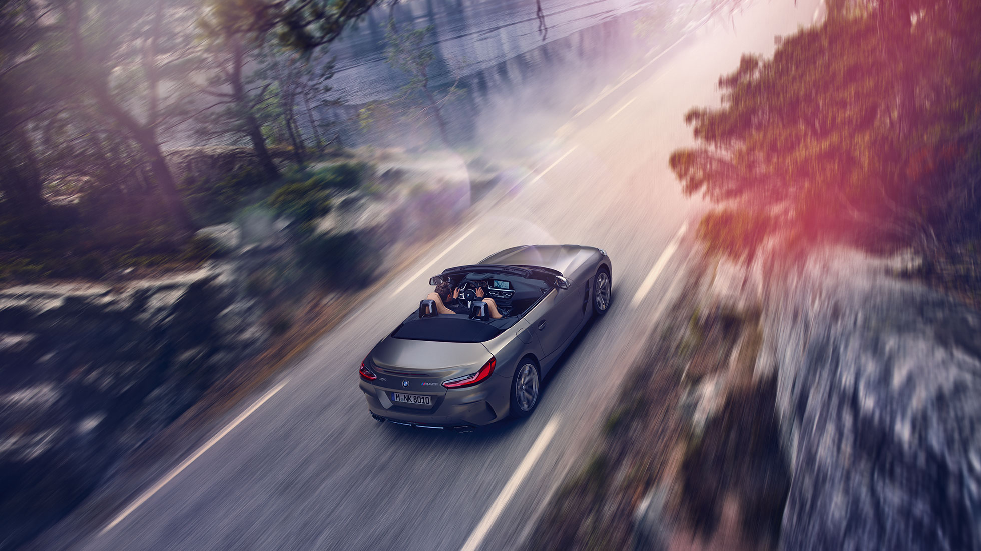 BMW Z4 Roadster odozgo Sivi BMW Z4 Roadster u pokretu odozgo