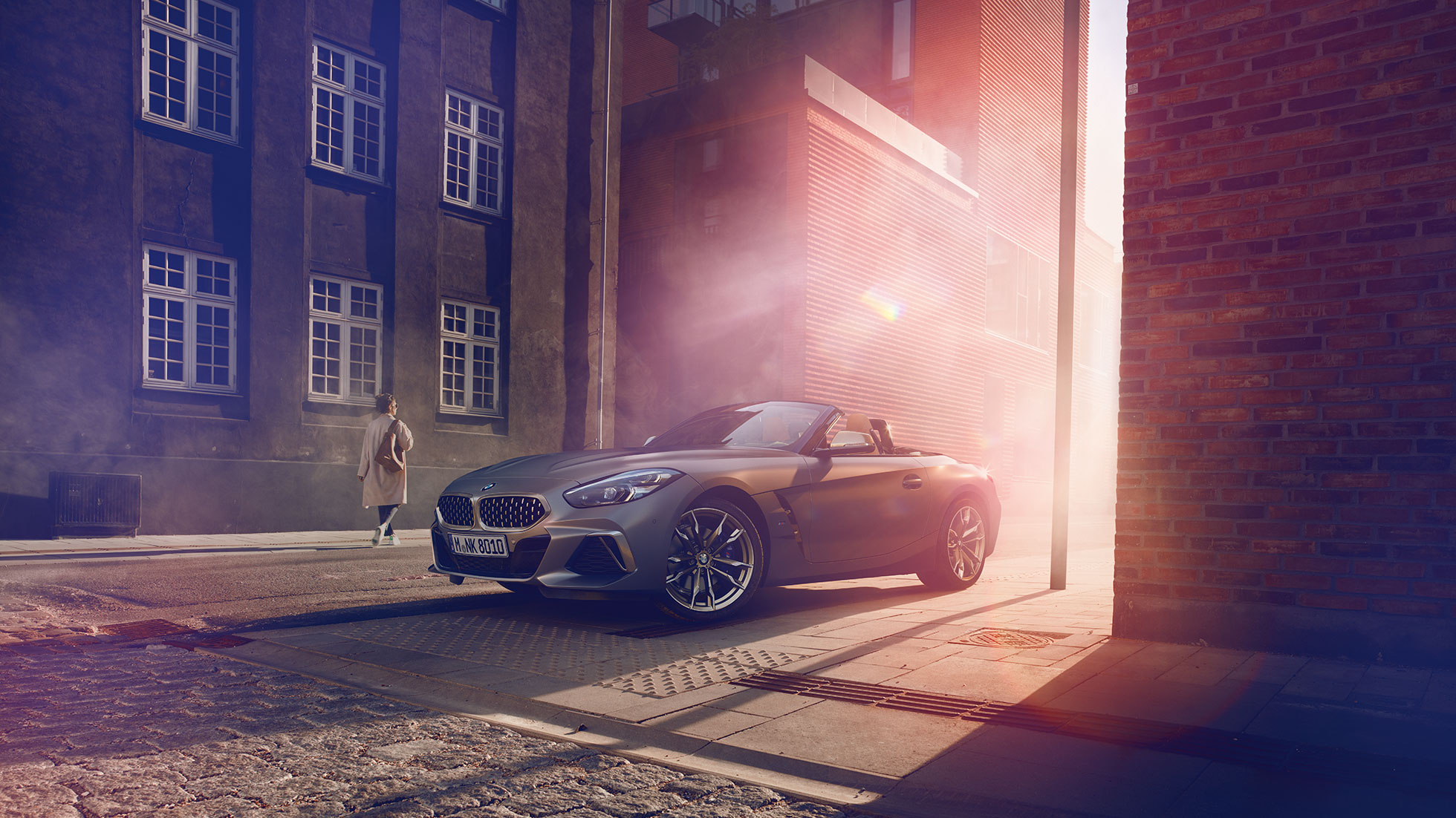 BMW Z4 Roadster na ulici Sivi BMW Z4 Roadster na ulici ispred kuće