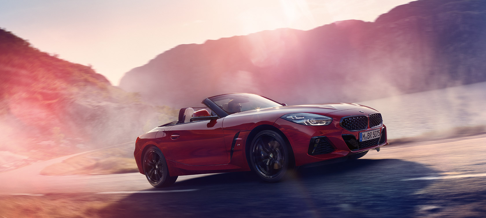 BMW Z4 Roadster u pokretu BMW Z4 Roadster vozi uzbrdo