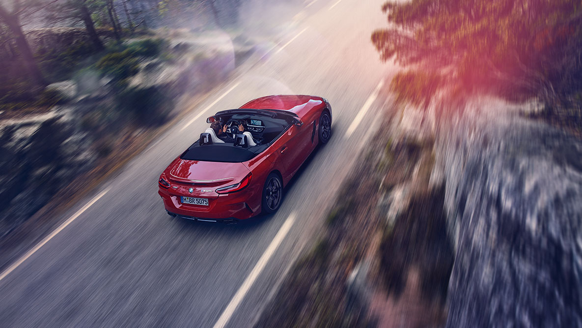 Snimak modela BMW Z4 Roadster u vožnji Pogled iz ptičje perspektive na BMW Z4 Roadster u pokretu